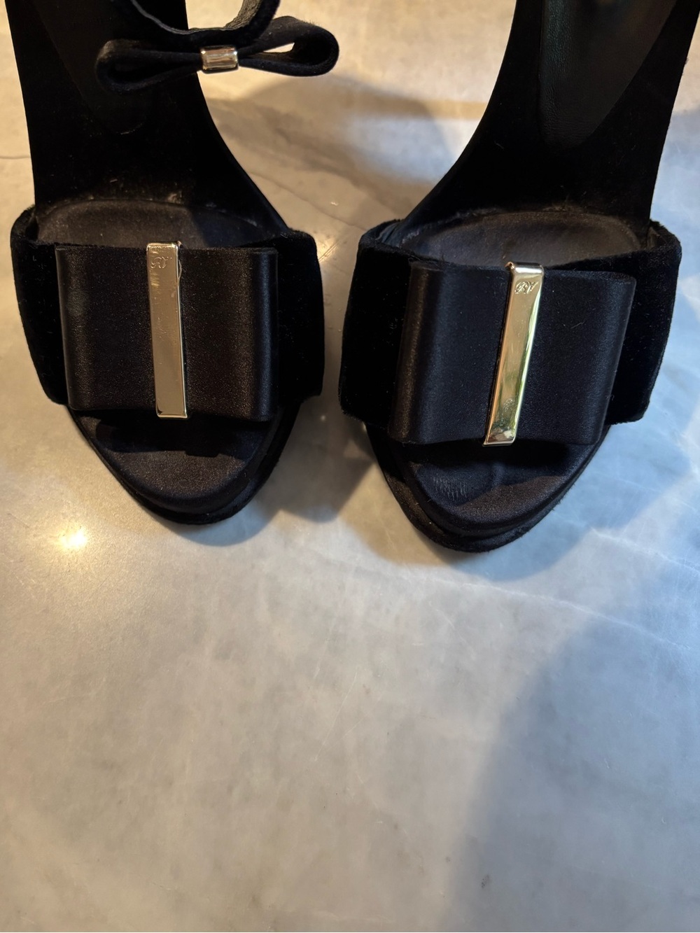 Roger Vivier velvet bow heels with gold detail 4” heels Size 37 - Picture 5 of 11